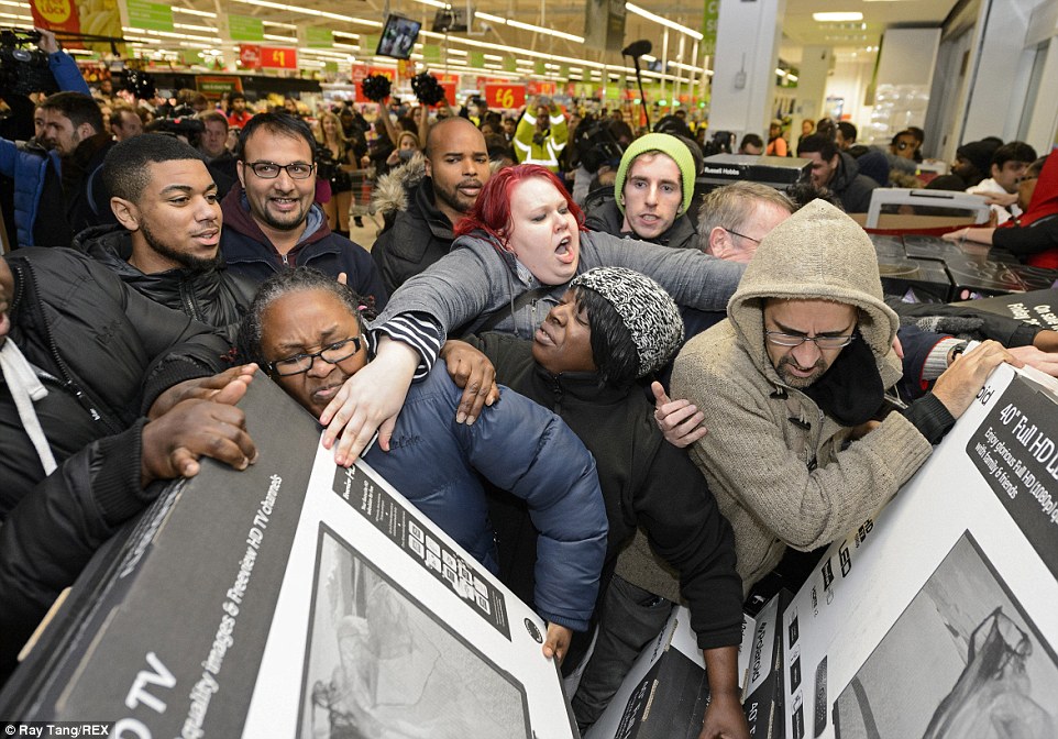 Promoções nos Estados Unidos atraem verdadeiras multidões (Foto: Daily Mail)